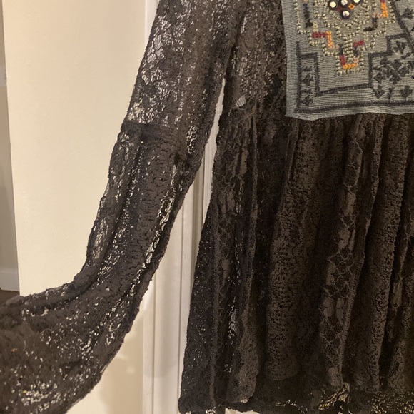 EUC Free People boho style top w/ embroidery at yoke /V neck long sleeve XS - Picture 3 of 9